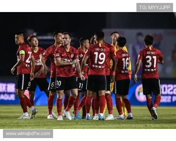 成都半场领先新鹏城 胡荷韬破门姜至鹏红牌